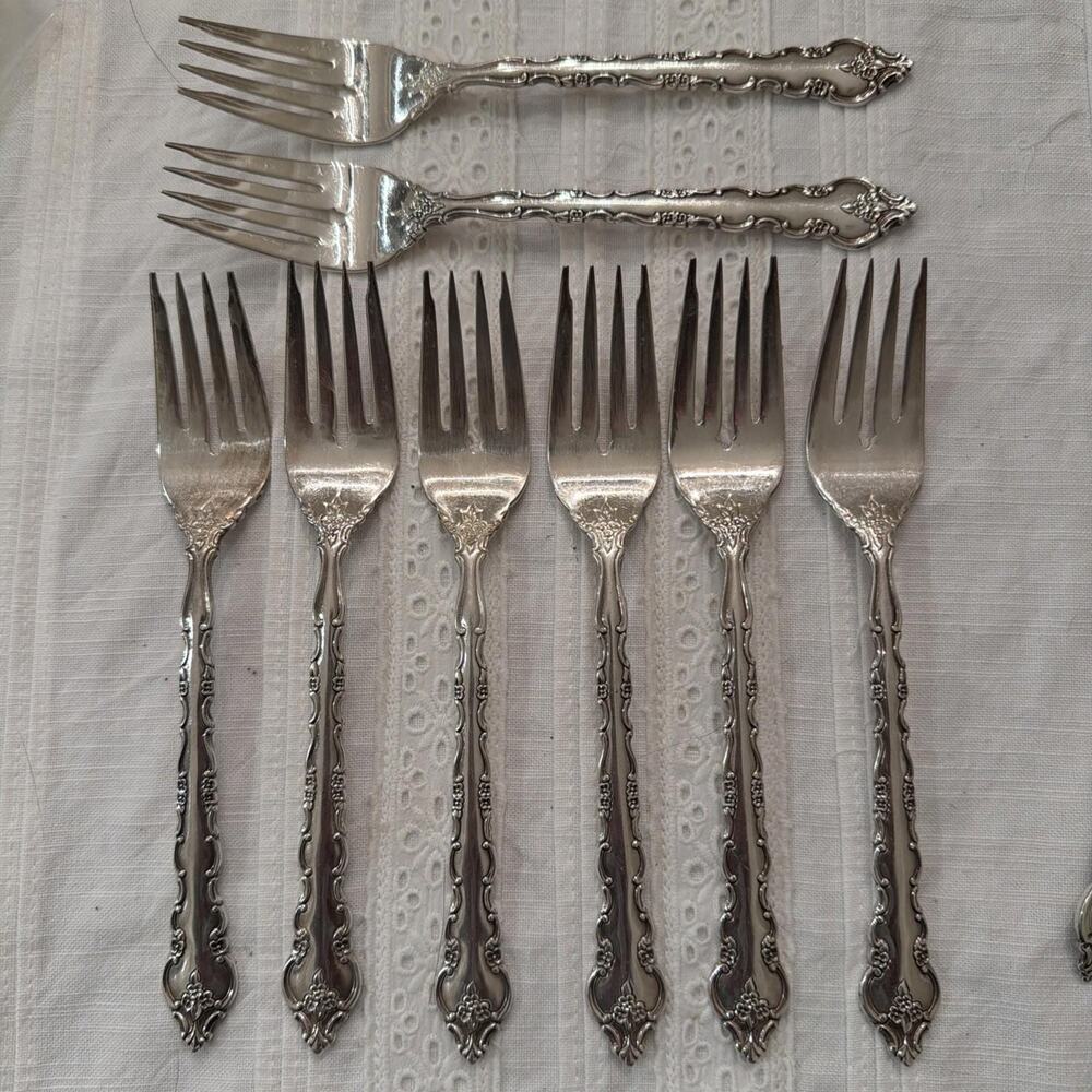 International Deep Silver DELICATO Flatware – 39 Pc – Service for 8 – Ornate